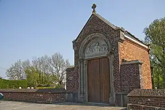 Kapel met toegang tot de begraafplaats