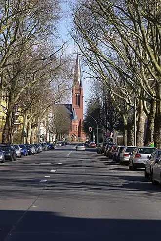 De evangelische kerk Zum Guten Hirten op de Friedrich-Wilhelm-Platz aan het oostelijke einde van de Wiesbadener Straße