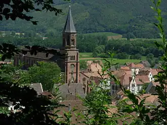Gezicht op Wihr-au-Val met Église Saint-Martin
