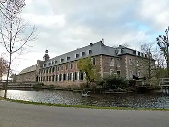 Kasteel Wijnandsrade te Wijnandsrade, voorgevel en omgrachting