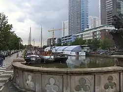 De Wijnhaven gezien vanaf de Regentessebrug