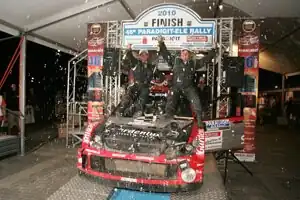 2010: Mark van Eldik en Michel Groenewoud vieren hun overwinning op het finishpodium van de 46e Paradigit-ELE Rally.