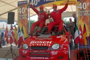 2004: Erik Wevers en Michiel Poel vieren hun overwinning op het finishpodium van de 40e Paradigit-ELE Rally.