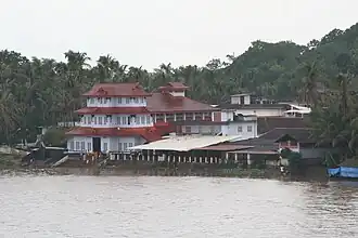 Tempel op de oever van de rivier Valapattanam