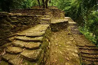 Een van de vele paden en trappen