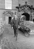 Minister Wilhelm Friedrich de Gaay Fortman voor de Binnenpoort op 1 november 1977