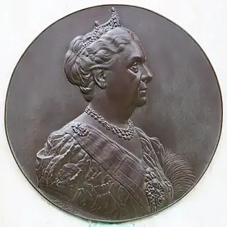 plaquette met portret van koningin Wilhelmina (1950) voor het Wilhelminamonument in Wassenaar
