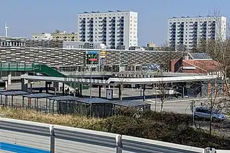 Het busstation met daarachter het Luna Center in Hamburg