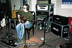 Will Owsley neemt een gitaarpartij op in de Bennett House studio.