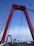 Willemsbrug, op de achtergrond de Hef.