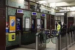 Stationshal met gesloten loketten