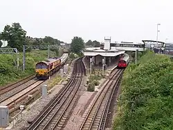 Bouwdeel 3, met links een goederentrein op de sporen van Royal Mail.