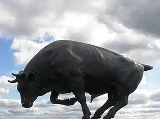 De bronzen stier op de voormalige gemeentegrens herinnert aan Willeskop als zelfstandige gemeente