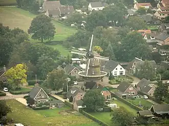 De Wilpermolen, gezien vanuit een luchtballon, vanuit het noorden (boven rijksweg A1).