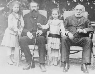 Daniel Wilson, twee dochters en zijn stiefvader Jules Grévy (rechts) in 1889