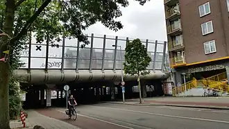 De Wiltzanghbrug over de Wiltzanghlaan met rechts een van de Max Havelaarflats (augustus 2018)