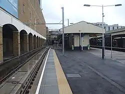 De versprongen perrons van Tramlink