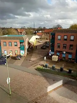 Zicht op ingang naar Winkelcentrum Nieuwendijk