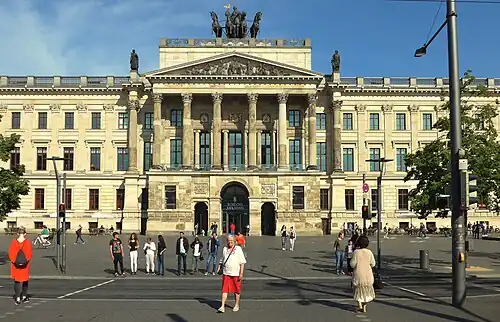 Het Residenzschloss, onderdeel van het winkelcentrum Schloss Arkaden