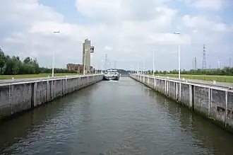 De zeesluis van Wintam, gezien vanop een sluisdeur