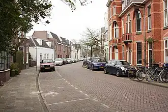 De straat, gezien richting het noorden