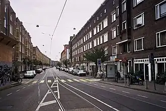 Witte de Withstraat (vanaf de Postjesweg) in 2007, trambaan is in 2017 buiten gebruik gesteld