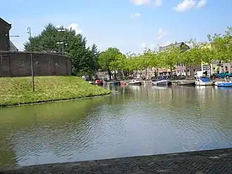 Links P.I. Wolvenplein aan de Wittevrouwensingel en rechts in de verte de Vaaltbrug