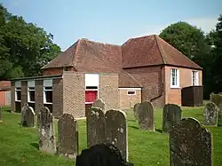 Kapel vanaf de begraafplaats. Duidelijk zichtbaar is de recente uitbreiding;