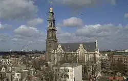 De Westerkerk torent hoog uit boven de omgeving. Foto:&nbsp;bmz.amsterdam.nl