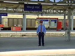 De treindienstleider op perron 3 in de nieuwe huisstijl.