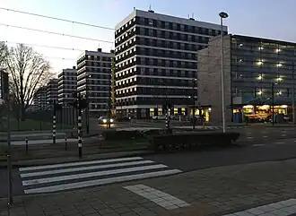 Flatgebouwen aan de Wolbrantskerk, gezien vanaf Tussenmeer