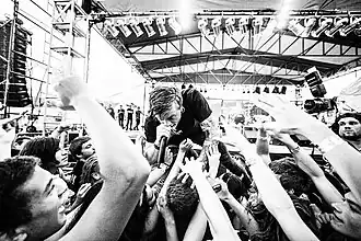 Vocalist Nick Detty bij een optreden in 2013