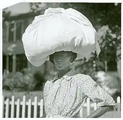Vrouw die een bundel op haar hoofd draagt, Natchez (Mississippi), augustus 1940