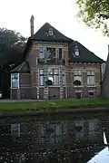 Villa in overgangsstijl met hek