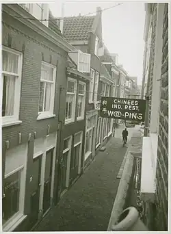 Diefsteeg gezien van nummer 14 tot de Pieterskerkgracht met uithangbord Chinees restaurant Woo Ping