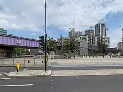Het station en de brug over Wood Lane (paars) in 2020