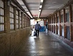 De gang langs de oostkant van de sporen.