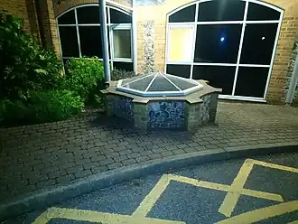 De put nabij de ingang van het Nuffield Hospitaal