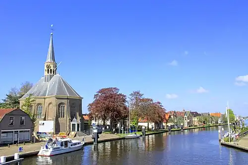 De Comriekade met de kerk aan de Woudwetering