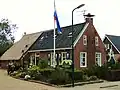 Woudboerderijtje met voorhuis tegen topgevel en met schuur met rieten kap (Pompstra)