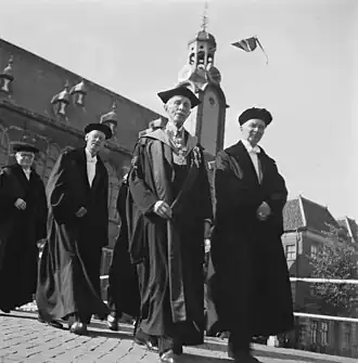 Van der Woude (midden) als rector in Leiden (1945)