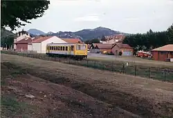 Een railbus bij Espéraza in de zomer van 2000.