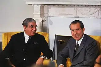 Khan (links) met de Amerikaanse president Richard Nixon (1970)