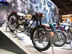 De Yamaha YA 1 uit 1955 was de zoveelste kopie van de DKW RT 125, maar ook Yamaha's eerste motorfiets