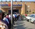 Een lange rij pendelaars op station Yamuna Bank