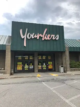 Buitenkant van Younkers in Traverse City, Michigan, gelegen in het Cherryland Center. Dit was een voormalig H.C. Prange Co.-filiaal.
