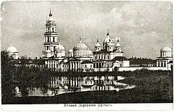 19e-eeuwse foto van een voormalig klooster, nu onder water van het stuwmeer