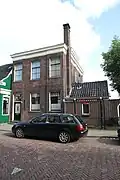 Huis met verdieping en schilddak