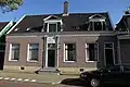 Houten huis met bakstenen lijstgevel