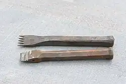 11. Een smeedijzeren tandijzer en een tandijzerhouder met los inzetplaatje